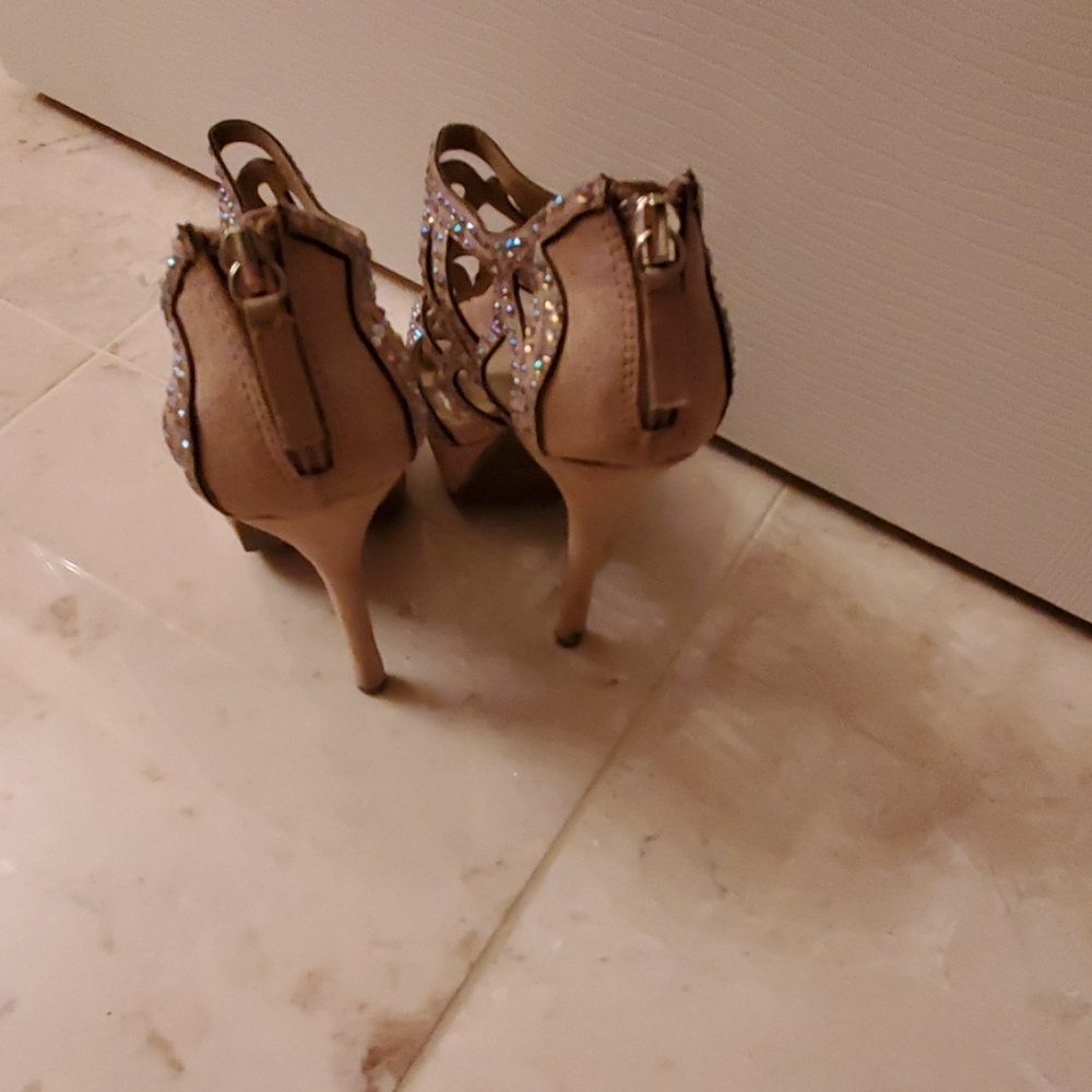 Heels - Picture 4 of 4